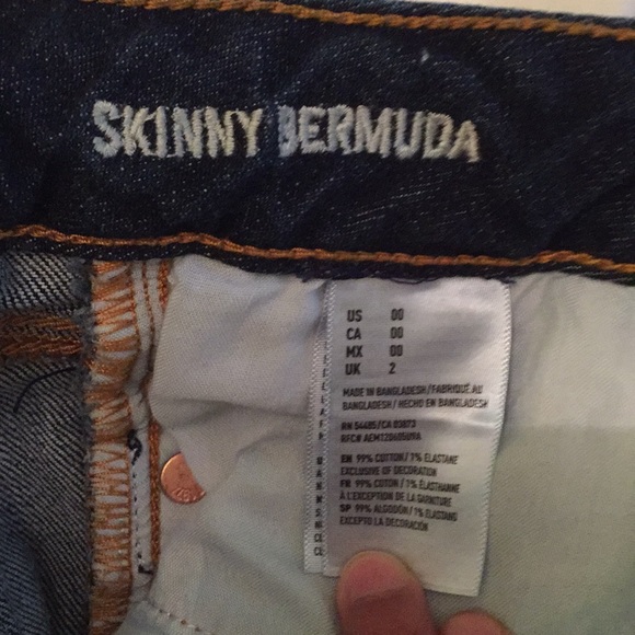 Distressed Skinny Bermuda shorts - Picture 3 of 5